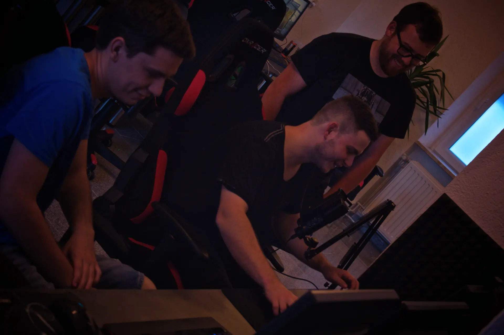 Gruppe beim Gaming in der LAN Party Location PRACCSTER