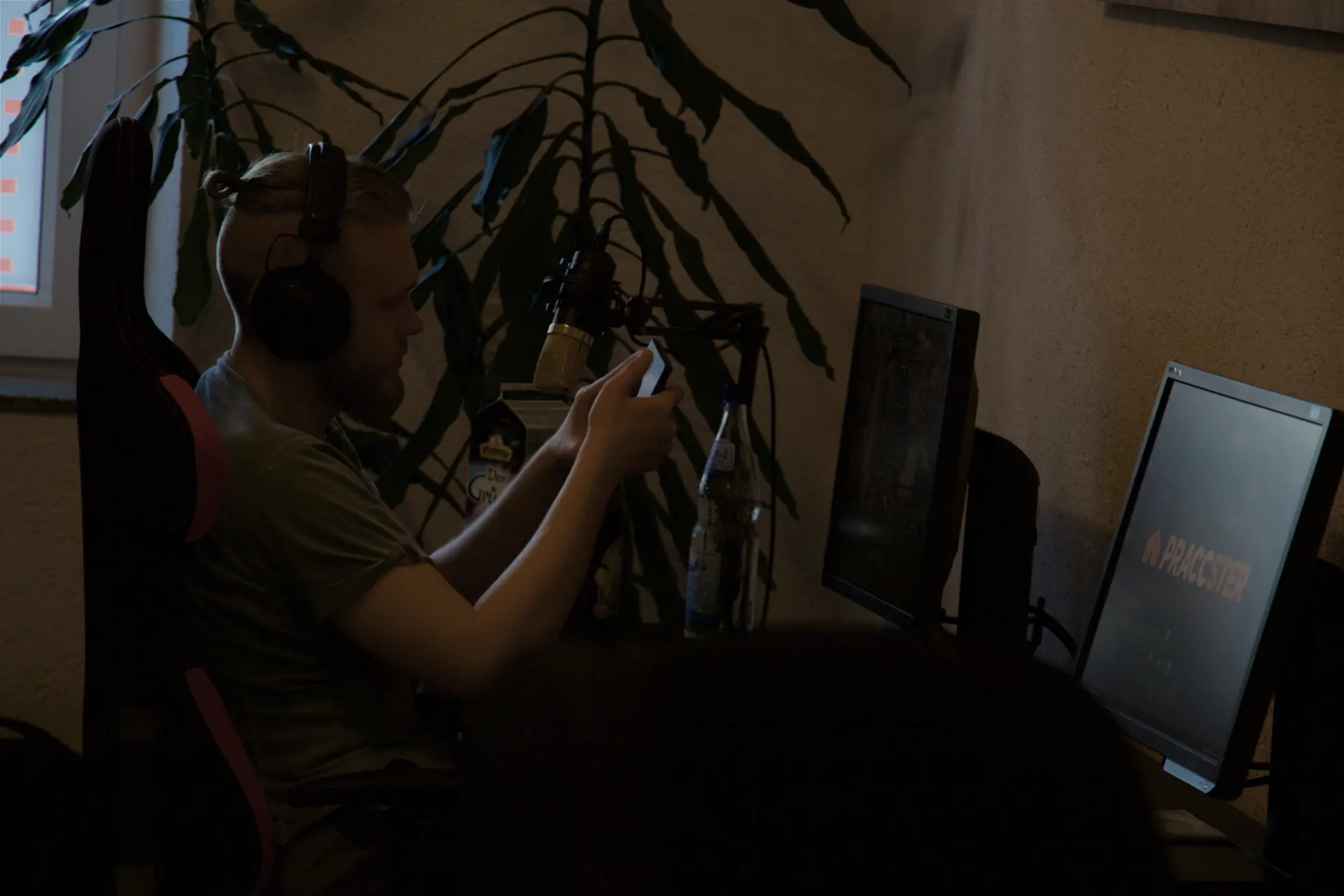 Gamer im Seitenprofil am PC im PRACCSTER Gaming Haus