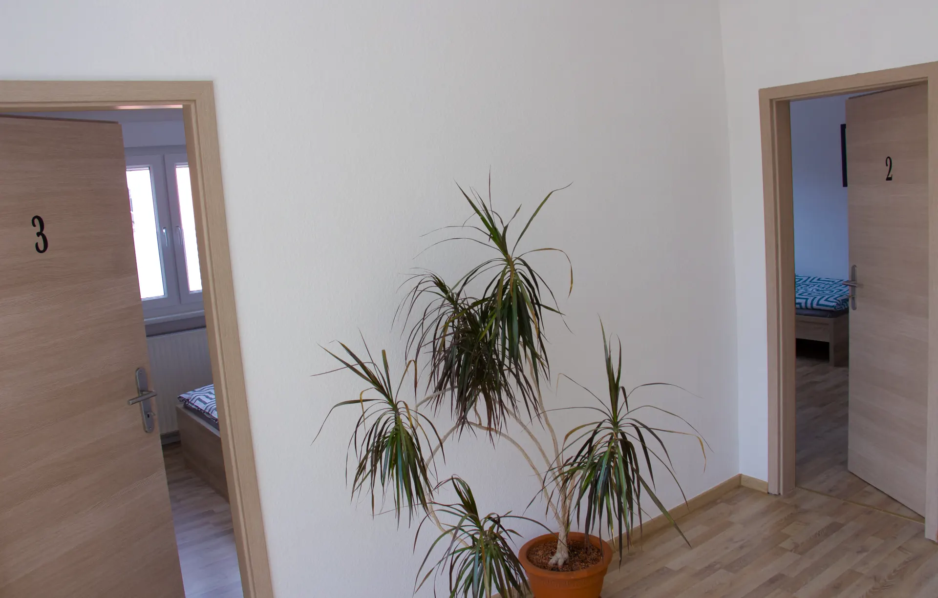 Vorraum und Schlafzimmerbereich im LAN‑Haus