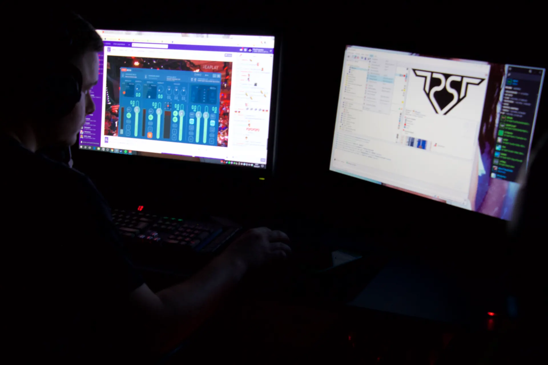 Streaming‑Ecke mit Zusatzmonitoren im LAN‑Haus